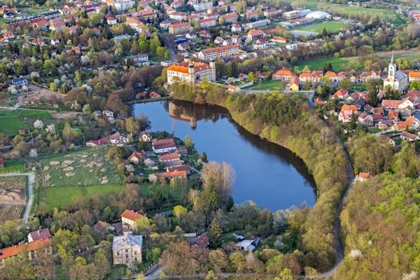 Velkorysý pozemek s duší a výhledem na zámek 1 923 m², Mníšek pod Brdy